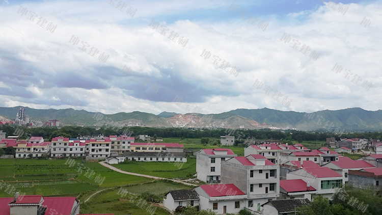 鄉村民居蓋上環(huán)保合成樹(shù)脂瓦 引來(lái)游客村民贊