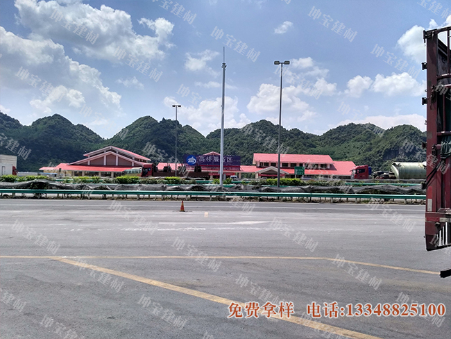 使用了樹(shù)脂瓦的高速服務(wù)區