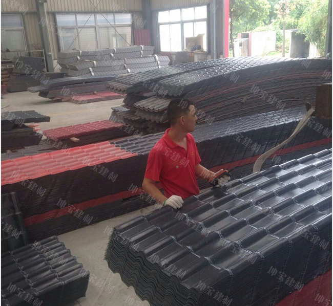 灰色樹(shù)脂瓦準備裝車(chē)