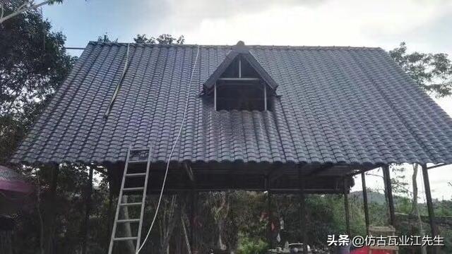 還在為舊房屋面翻新承重問(wèn)題考慮嗎？樹(shù)脂小青瓦幫你解決承重