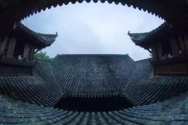 青瓦灰墻，高瓴飛檐，處處消磨時(shí)光