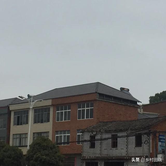 農村自建房坡屋頂，用琉璃瓦還是樹(shù)脂瓦？看看內行人的經(jīng)驗分享