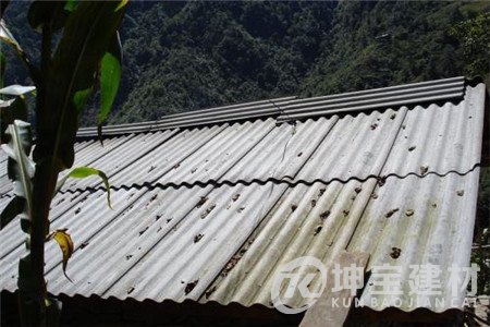 如何判斷自家屋頂上的石棉瓦是否要拆除？
