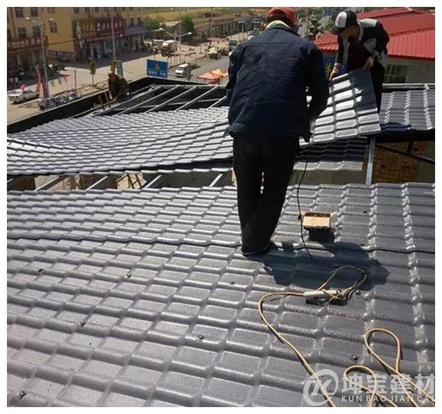 裝修屋頂選彩鋼瓦好還是合成樹(shù)脂瓦好？選對了直接節省幾千元