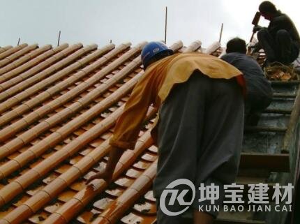 農村屋頂蓋琉璃瓦的坡度多少？多少錢(qián)一塊？安裝步驟是什么？