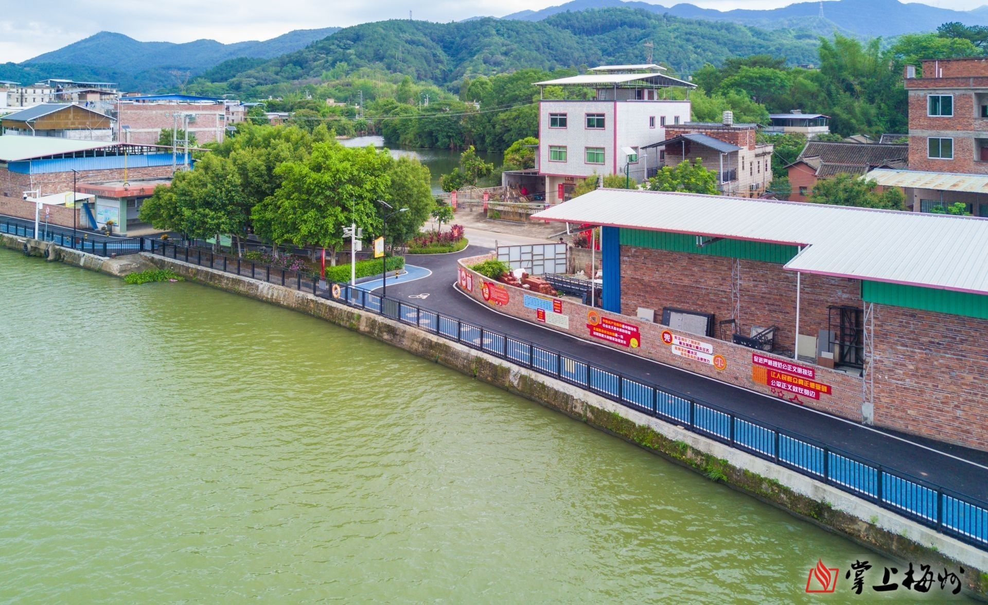 ↑長(cháng)沙圩鎮碧道鋪設了瀝青并劃分跑道和自行車(chē)道，“顏值”再獲提升。（林翔 攝）