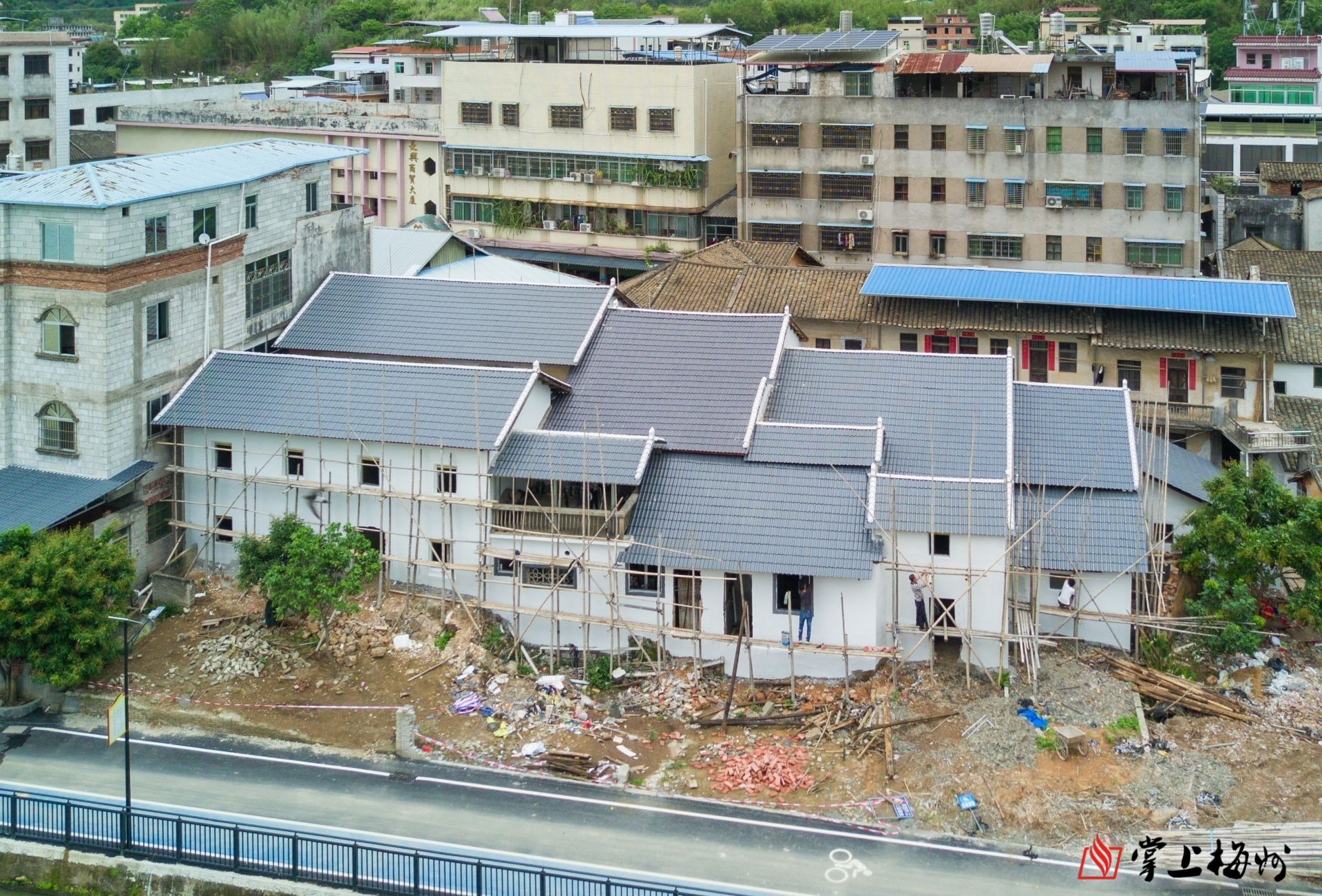 ↑村民將自家墻體粉刷一新，屋頂鐵皮瓦更換成樹(shù)脂瓦。（林翔 攝）
